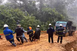 Workers of the Quang Tri power company are overcoming difficulties to restore electricity supply to all remote villages before December 15. (Photo: VNA)