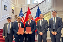 Vietjet Executive Vice President To Viet Thang (second from left) and AV AirFinance CEO Stephen Murphy sign a cooperation agreement worth a total of 300 million USD to boost fleet growth. (Photo: VNA)
