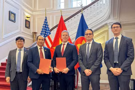 Vietjet Executive Vice President To Viet Thang (second from left) and AV AirFinance CEO Stephen Murphy sign a cooperation agreement worth a total of 300 million USD to boost fleet growth. (Photo: VNA)