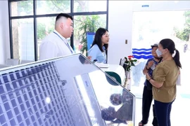 Staff of the public administrative service centre of Tay Ho ward, Hanoi, guide people in handling administrative procedures. (Photo: VNA)