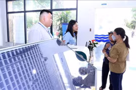 Staff of the public administrative service centre of Tay Ho ward, Hanoi, guide people in handling administrative procedures. (Photo: VNA)