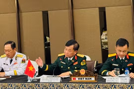 Sen. Lieut. Gen. Hoang Xuan Chien, Deputy Minister of National Defence of Vietnam (centre), speaks at the 4th Vietnam-Indonesia defence policy dialogue in Jakarta (Photo: VNA)