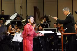 Singer My Linh performs at the concert. (Photo: VNA)
