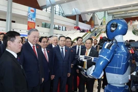 Party General Secretary To Lam ( second, from left) visits an exhibition showcasing the government's achievements in science, technology, innovation, and digital transformation. (Photo: VNA)