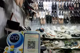 A kiosk selling footwear products. Fintech solutions should focus on simplicity, ease of use and affordability for small businesses and business households. (Photo: VNA) 