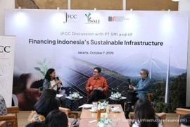 Speakers at the discussion themed “Financing Indonesia’s Sustainable Infrastructure” held in Jakarta on October 7. (Photo: keuangan.kontan.co.id)