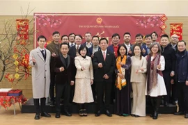 Vietnamese Embassy in the Republic of Korea staff pose for a photo with representatives of the Vietnamese community in the country (Photo: VNA)