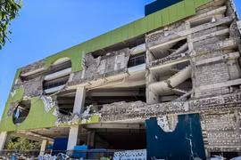 A building is damaged by the earthquake in General Santos city, the Philippines, on June 8, 2026. (Photo: Xinhua/VNA)
