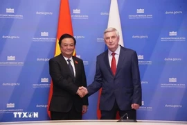 NA Vice Chairman Le Minh Hoan (L) and First Vice Chairman of the State Duma of Russia Ivan Melnikov (Photo: VNA)
