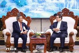 PM Pham Minh Chinh (R) and LVFA Chairman Boviengkham Vongdara (Photo: VNA)