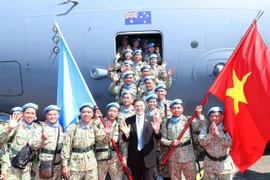 Vietnamese officers of Level-2 Field Hospital Roration 6 and Engineering Unit Rotation 3 in a photo before departing for UN peacekeeping missions (Photo: VNA)