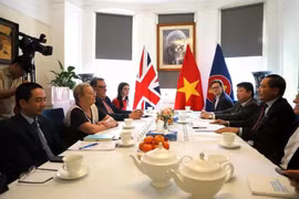 The meeting between Vietnamese Ambassador to the UK Do Minh Hung and representatives of communist parties and left-wing friends in the country. (Photo: VNA)
