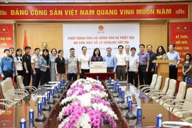 Minister of Health Dao Hong Lan and ministry staff present donations from the ministry to the VFF Central Committee (Photo: VNA)