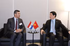 State President Luong Cuong (R) and Paraguayan President Santiago Peña Palacios (Photo: VNA)