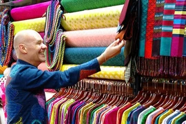 Ambassador of the Netherlands to Vietnam Kees van Baar, in Vietnam's traditional "ao dai", visits Van Phuc silk village in Ha Dong district, Hanoi. (Photo: The Dutch Embassy in Vietnam)