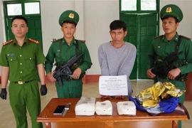 Authorities in the Central Highlands province of Kon Tum have arrested Tran Thanh Tung for transporting approximately 3 kilograms of drugs from Laos to Vietnam (Photo: VNA)