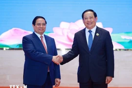 PM Pham Minh Chinh (L) and his Lao counterpart Sonexay Siphandone. (Photo: VNA) 