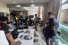 Police arrest Korean alleged gang members after rescuing a kidnapped victim from a villa in Bang Lamung district of Thailand's Chon Buri province on June 21. (Photo: Internet) 