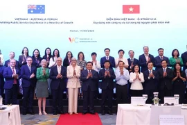 Governor-General of Australia Sam Mostyn, Politburo member and President of the HCMA and Chairman of the Central Theory Council Professor Dr. Nguyen Xuan Thang and delegates at the forum (Photo: VNA)