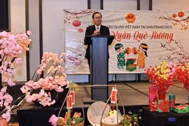 Consul General of Vietnam in San Francisco Hoang Anh Tuan speaks at a meeting with overseas Vietnamese on the occasion of the Lunar New Year. (Photo: VNA)