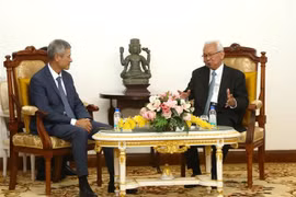 Im Chhun Lim, President of the Constitutional Council of Cambodia (right) and Vietnamese Ambassador to Cambodia Nguyen Minh Vu (Photo: VNA)