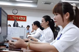 Civil servants of the newly established Tan Binh ward, HCM City, take part in a pilot operation session on June 11. (Photo: laodong.vn)