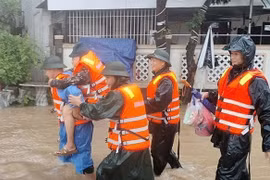 In many areas, people have to evacuate at night, with homes being swept away, livelihoods disrupted, and daily life completely upended. (Photo: https://xaydungchinhsach.chinhphu.vn)