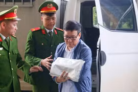 Le Duy Thanh, former Chairman of the Vinh Phuc People’s Committee, is escorted to the courtroom. (Photo: anninhthudo.vn)