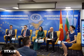 Vietnamese Ambassador to Bulgaria Nguyen Thi Minh Nguyet (centre) and other delegates at the event (Photo: VNA)