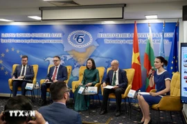 Vietnamese Ambassador to Bulgaria Nguyen Thi Minh Nguyet (centre) and other delegates at the event (Photo: VNA)