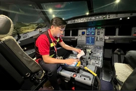 Vietjet engineers work through a 32-hour window to update software on the airline’s Airbus A320 fleet. (Photo: Vietjet)