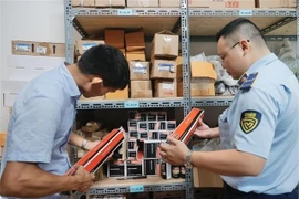 Hanoi's market surveillance team 2 inspects a shop in Hong Ha ward on July 14. (Photo: VNA)
