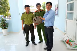 A local resident voluntarily hands over a pangolin to authorities in Ham Kiem commune, Lam Dong province. (Photo: VNA)