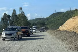 At the construction site of the project to upgrade National Highway 28B connecting Da Lat city with Phan Thiet city. (Photo: VNA)