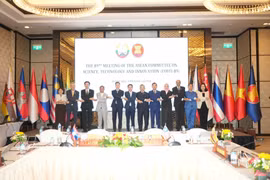 Delegates pose for a group photo at the 89th Meeting of the ASEAN Committee on Science, Technology and Innovation (COSTI-89) in Vientiane, Laos. (Photo: VNA)