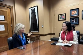 NA Vice Chairwoman Nguyen Thi Thanh (R) meets with US Senator Marsha Blackburn. (Photo: VNA)