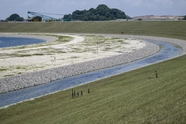 A 10km-long coastal dike along Singapore's first polder at the tip of Pulau Tekong (Photo: https://www.channelnewsasia.com/)