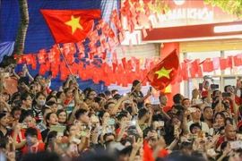 People watch the preliminary review of the parade on Trang Tien Street (Photo: VNA)