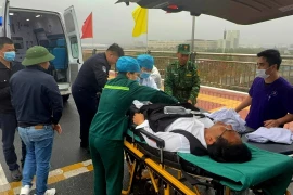 A green lane is opened to transport a Chinese man to China for medical treatment (Photo: VNA)