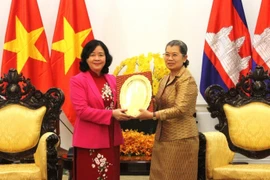 Bui Thi Minh Hoai (L), Politburo member, Secretary of the Communist Party of Vietnam (CPV) Central Committee and President of the Vietnam Fatherland Front (VFF) Central Committee, presents a souvenir to Men Sam An, Vice President of the Cambodian People's Party (CPP) and President of the National Council of the Solidarity Front for the Development of Cambodia Motherland (SFDCM), in Phnom Penh on February 6. (Photo: VNA)