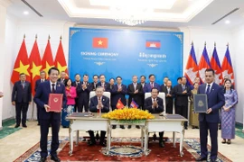 Party General Secretary To Lam and CPP President Hun Sen witness the exchange of the 2026 cooperation plan between the Vietnamese Ministry of Public Security and the Cambodian Ministry of Interior. (Photo: VNA)