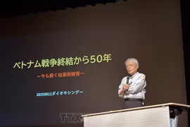 Nakamura Goro, a renowned Japanese journalist, gives a presentation on the consequences of Agent Orange/dioxin in Vietnam. (Photo: VNA)