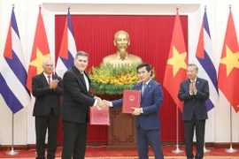 General Secretary of the Communist Party of Vietnam Central Committee To Lam (R, second row) and First Secretary of the Communist Party of Cuba Central Committee and President of Cuba Miguel Díaz-Canel Bermúdez witness exchange of the minutes of the 42nd session of the Vietnam–Cuba Intergovernmental Committee on economic and scientific–technical cooperation. (Photo: VNA)