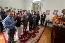 Ambassador Do Duc Thanh (fourth, left), the embassy's staff and representatives of Vietnamese associations in Romania offer incense in tribute to President Ho Chi Minh. (Photo: VNA)