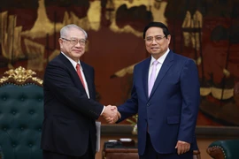 PM Pham Minh Chinh (R) and President of Japan - Vietnam Friendship Association Nishimura Teiichi (Photo: VNA)