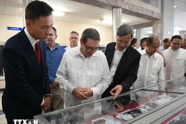 Vietnamese Ambassador to Cuba Le Quang Long (third from left) and Cuban Minister of Foreign Affairs Bruno Rodríguez Parrilla (second from left) visit the exhibition (Photo: VNA)