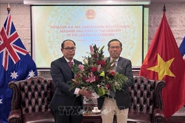 Lao Ambassador to Australia Chatoulong Bouasisavath (L) and Vietnamese Ambassador to Australia Pham Hung Tam at the event (Photo: VNA)