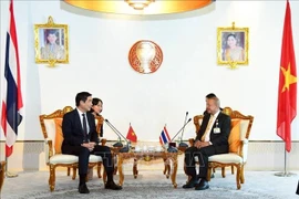 Vietnamese Ambassador to Thailand Pham Viet Hung (L) and President of the Thai Senate Mongkol Surasajja at their meeting in Bangkok on August 21. (Photo: VNA)