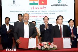 Leaders of the provincial Investment, Trade and Tourism Promotion Centre and the Indian Business Chamber in Hanoi signed a Memorandum of Understanding on cooperation in developing investment, trade and tourism in the coming time.(Photo: VNA)