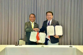 Indonesian Energy Minister Bahlil Lahadalia and Japanese Trade Minister Ryosei Akazawa sign a nuclear power deal on the margins of the Indo-Pacific Energy Security Ministerial and Business Forum in Tokyo on March 15, 2026. (Photo courtesy of Indonesia's Energy Ministry)